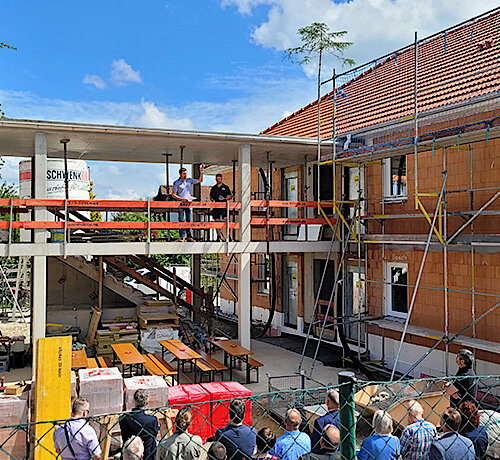 Städtisches Mehrparteienprojekt in der Dorfstraße in Puchheim-Ort – Richtfest gefeiert